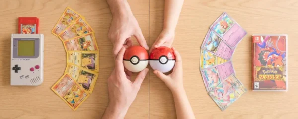 Vue de dessus symétrique montrant une Game Boy vintage et des cartes Pokémon anciennes à gauche, une Nintendo Switch moderne et cartes récentes à droite, avec deux mains se rejoignant au centre tenant des Poké Balls